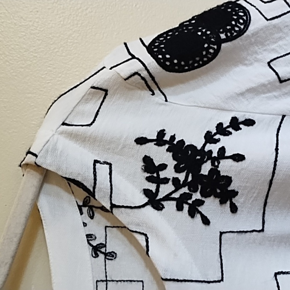 EMBROIDERED BLACK&WHITE SHIRT,SIDE SLITS WITH SQUARE BUTTONS-PERFECT CONDITION - Picture 8 of 11